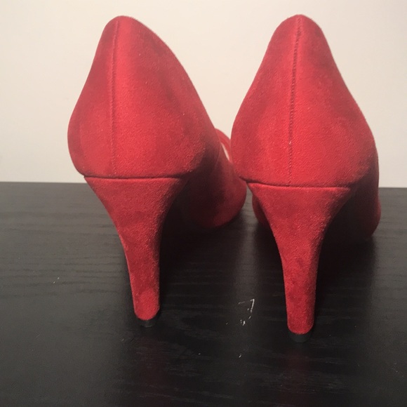 Y•Not?, cherry red faux suede 3.5 inch heels size 8M - Picture 5 of 12